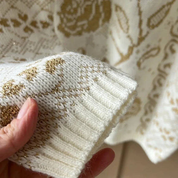 Vintage Dana Scott Like New Cream Sweater with Gold Rose Pattern. Size L - Picture 8 of 12